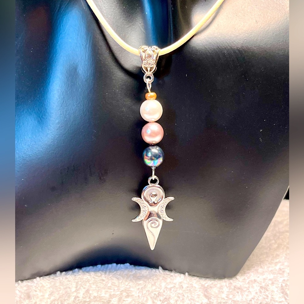 👣💕Self love -goddess form, pendant - motivational
